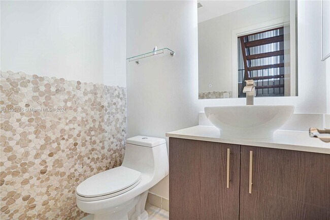 Building Photo - 701 E Coco Plum Cir