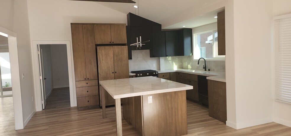 Building Photo - 950 N Kingsley Dr