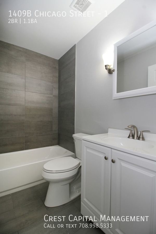 Building Photo - 1409 E Chicago St