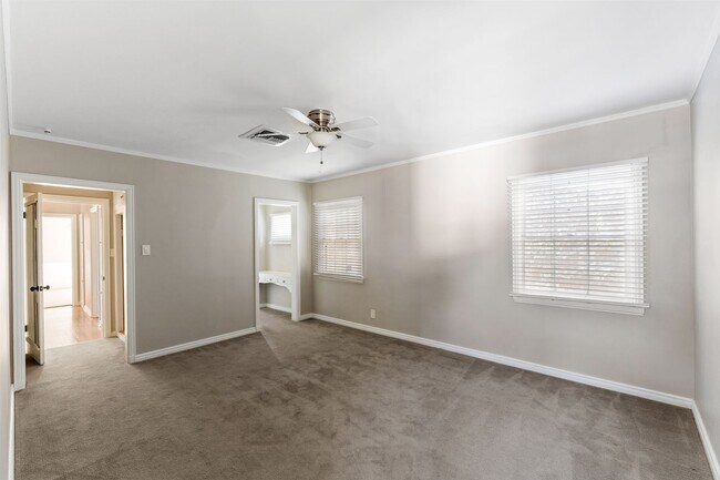 Building Photo - Single-story 3+3 in Woodland Hills w/appli...