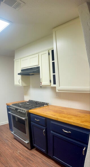 Building Photo - 633 Cameron Ct