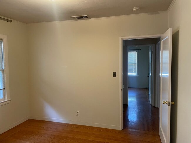 Building Photo - Two Bedroom 1 Bath in East Sacramento