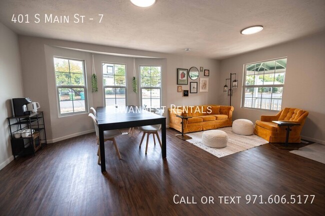 Building Photo - 401 S Main St