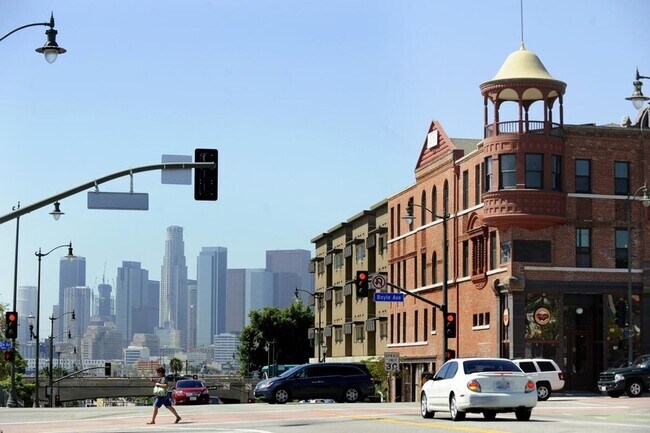 Building Photo - 215 N Fickett St