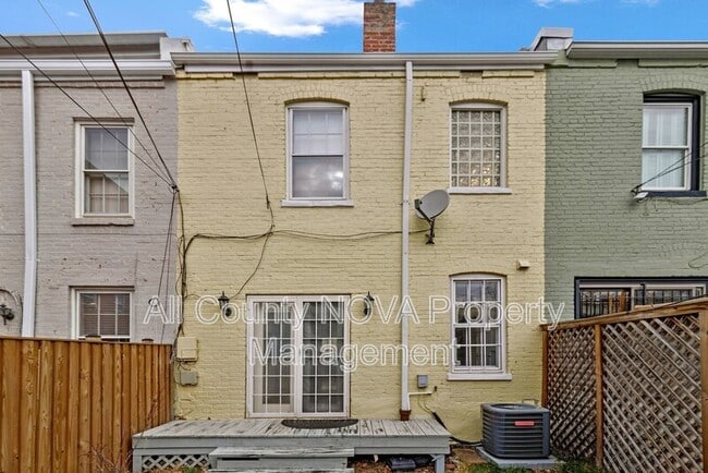 Building Photo - 123 E St SE