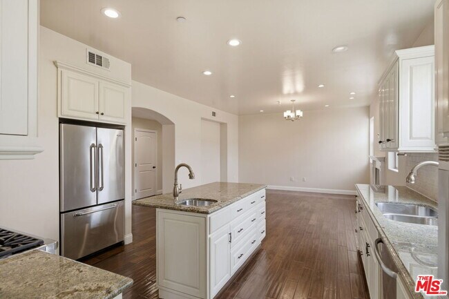 Building Photo - 320 S Swall Dr