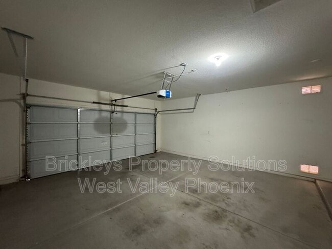 Building Photo - 18151 N Fiesta Dr