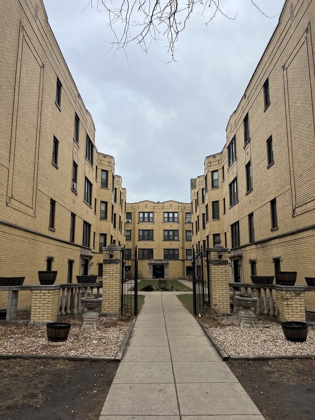 Building Photo - 3817.5 N Greenview Ave