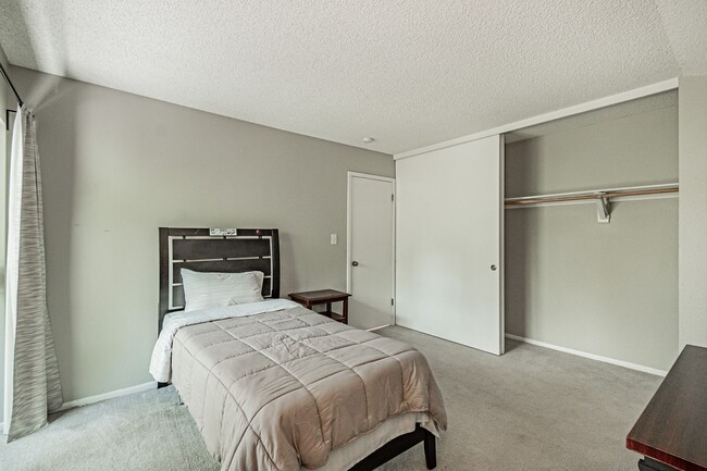 Building Photo - 9866 E Maplewood Cir