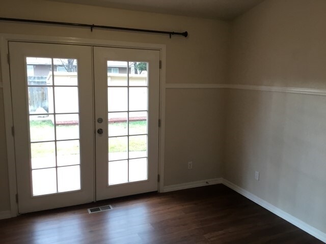 Building Photo - 1075 W Egret Dr