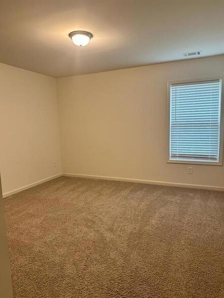 Building Photo - 5635 Parkview Ln