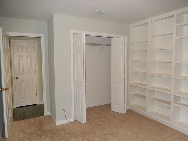 Building Photo - LOVELY 4/2.5 in Buck Lake Area on 1 Acre w/ 2 Car Garage, Washer/Dryer, Lawn Maint, & 2228 sq ft!...
