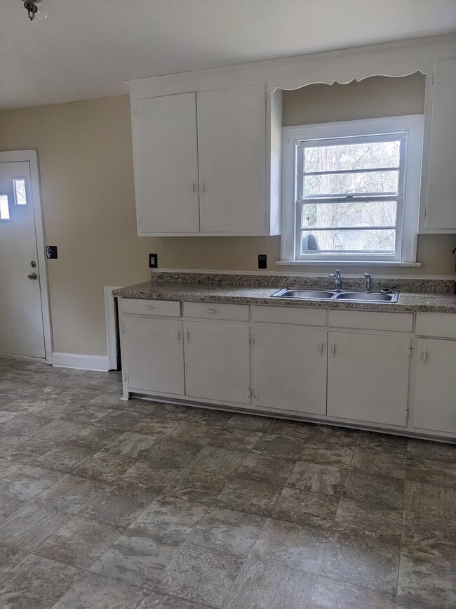 Building Photo - 1115 Woodrow St S