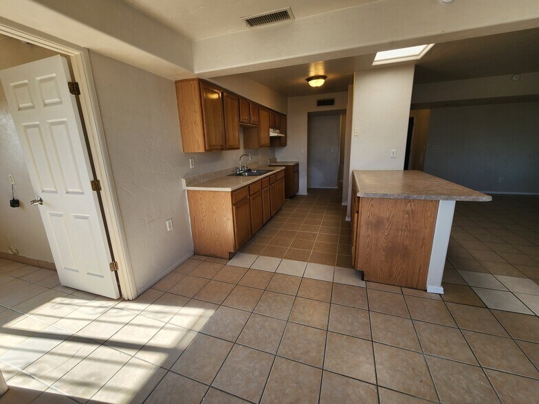 Building Photo - 6841 E Stella Rd