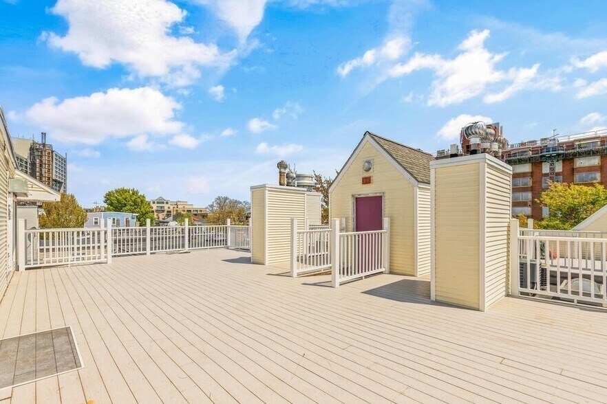 Building Photo - 218 Thorndike St