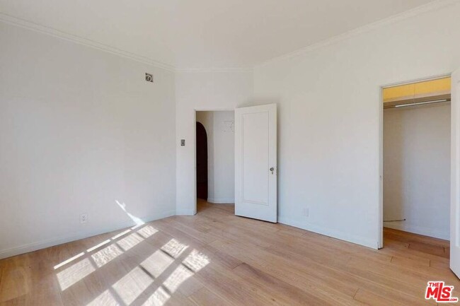 Building Photo - 450 N Sycamore Ave