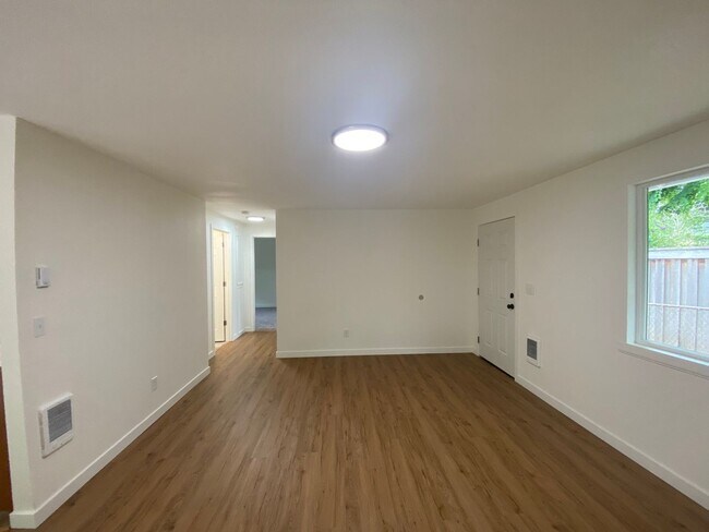 Building Photo - NKE1741