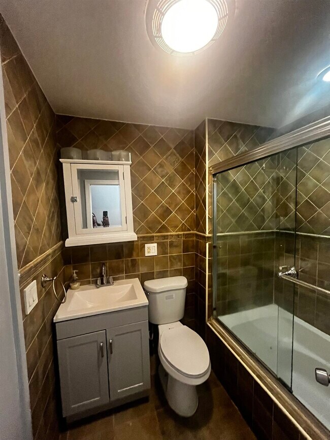 Building Photo - 633 37th St