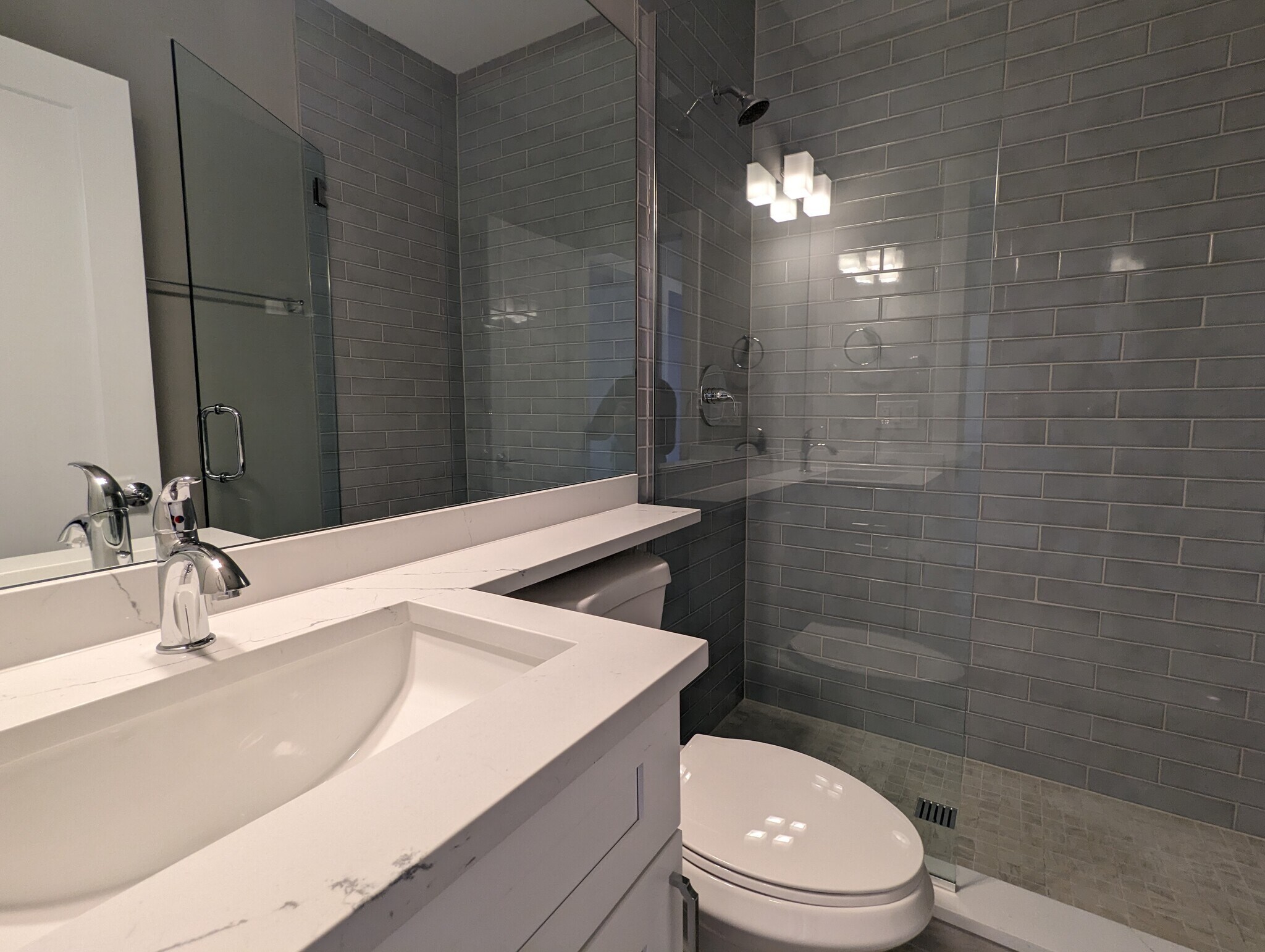 Building Photo - 3935 N Janssen Ave