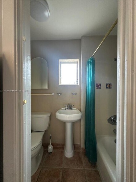 Building Photo - 525 29th St