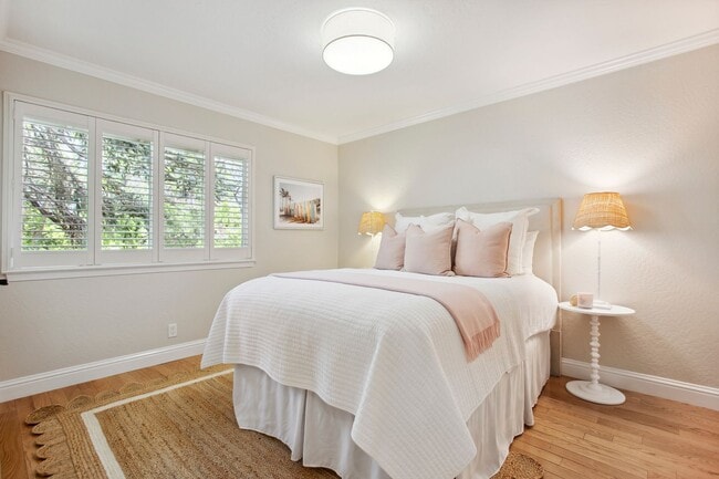Building Photo - Updated 3 bedroom + office & pool, single ...