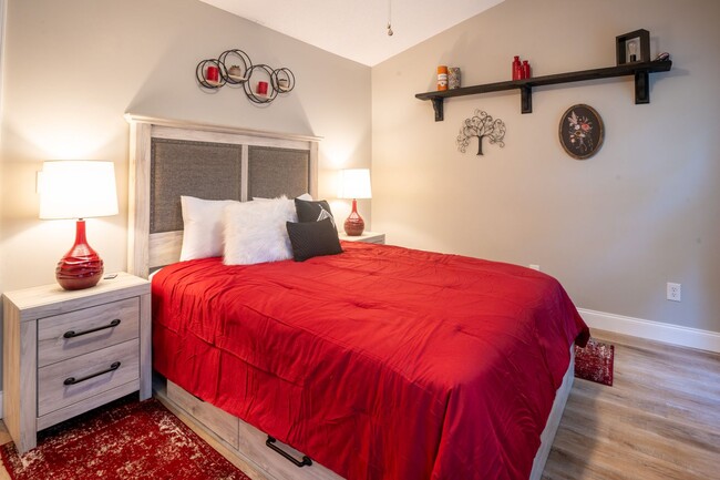 Building Photo - FURNISHED MONTHLY RENTAL-AVAILABLE STARTIN...