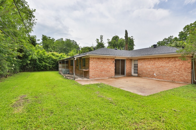 Building Photo - 3 bedroom 1.5 bathroom now available.
