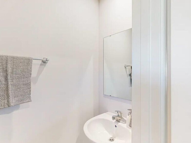 Building Photo - 6 Tidworth Dr