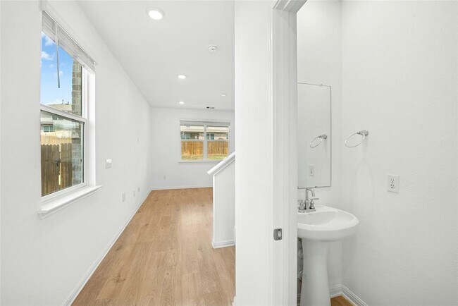 Building Photo - 412 Brody Ln