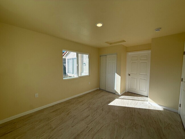 Building Photo - R71300