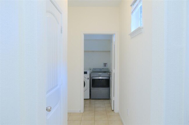 Building Photo - 2880 Donnell Dr