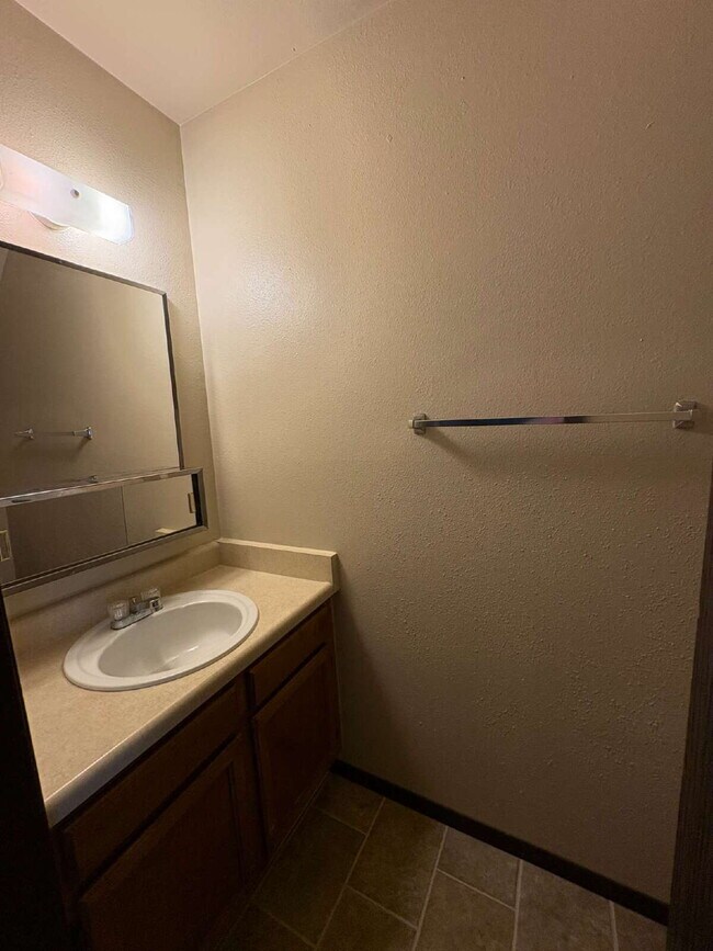 Building Photo - 2 bedroom townhouse - Mineola C