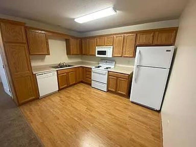 Building Photo - 2-Bedroom Townhouse Available for Rent!