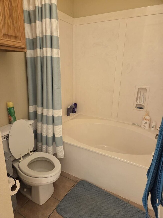 Building Photo - Spacious 3/2 townhome in great location
