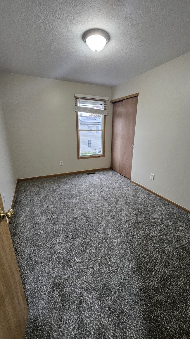 Building Photo - 8568 Clover Glade Dr