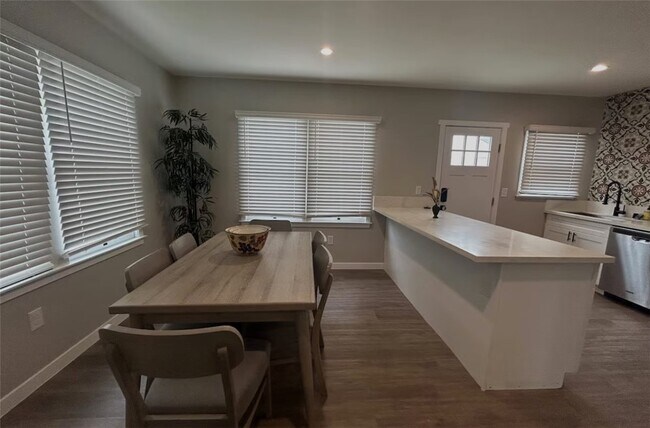 Building Photo - 181 N Waverly St