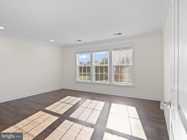 Building Photo - 43527 Loudoun Barn Way