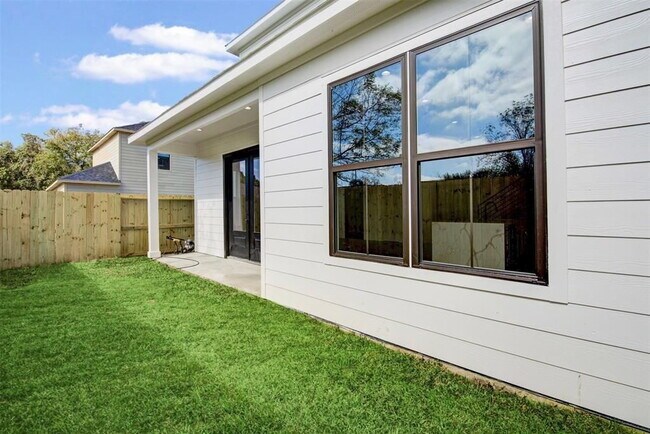 Building Photo - "Charming 3-Bed Oasis with 2.5 Baths & 1,707 Sq Ft in Houston's Heart!"