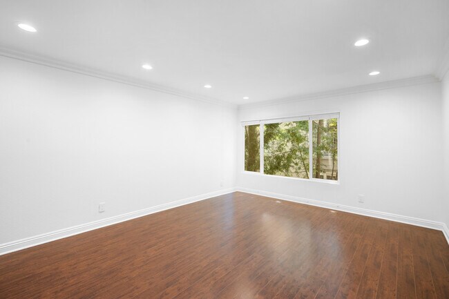 Building Photo - 355 N Maple St