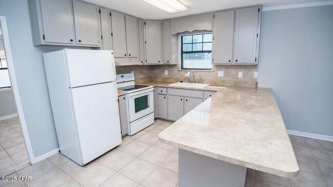 Building Photo - 247 Poinsettia Dr