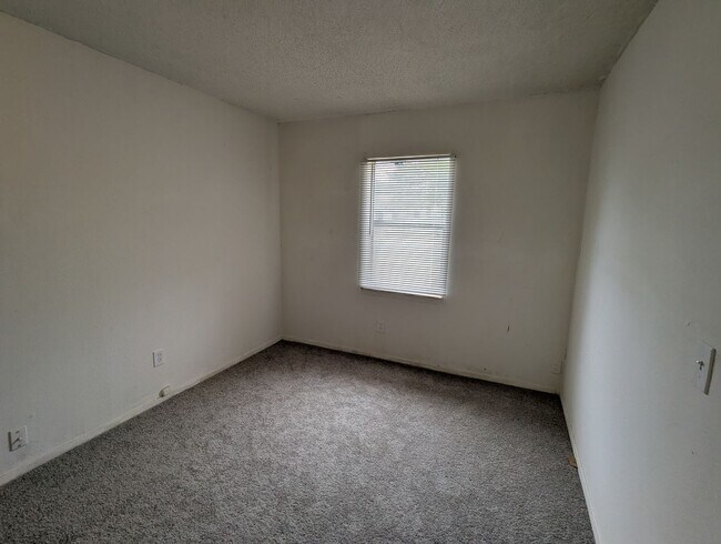 Building Photo - Spacious Updated 3 Bedroom Home