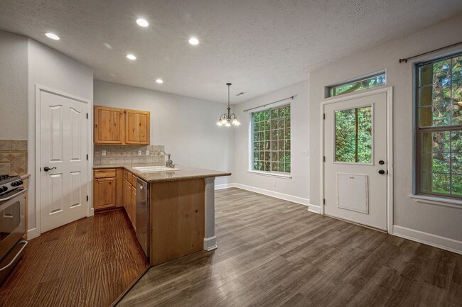 Building Photo - 3 bed 2.5 bath Townhome