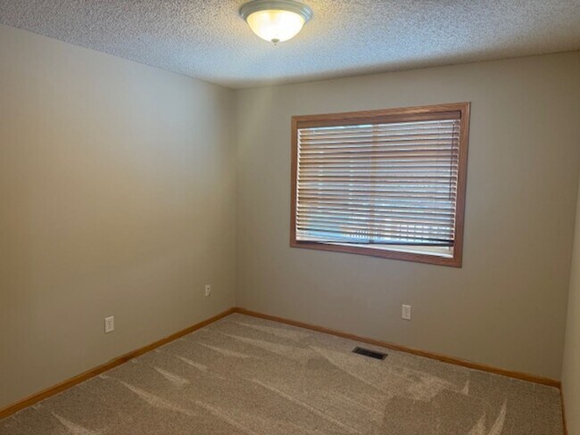 Building Photo - Gorgeous 6 Bed/3 Bath/3 Garage SFH with Screened in Porch, and Firepit in Minnetrista!