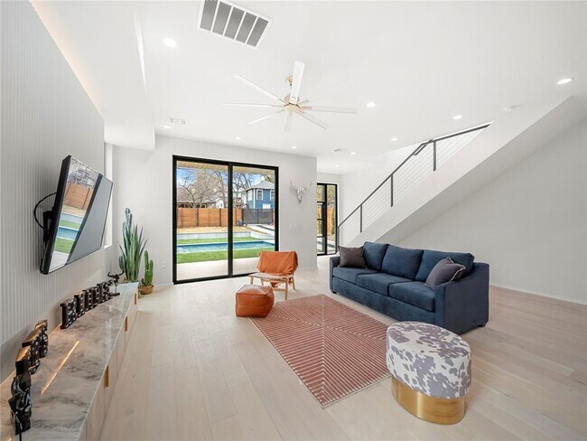 Building Photo - 2107 Brackenridge St