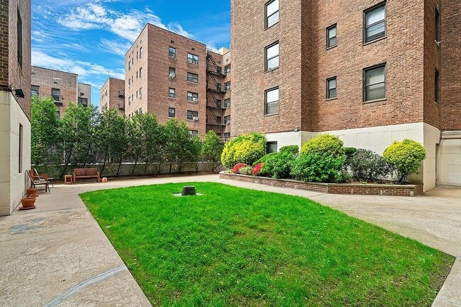 Building Photo - 25-40-40 31st Ave