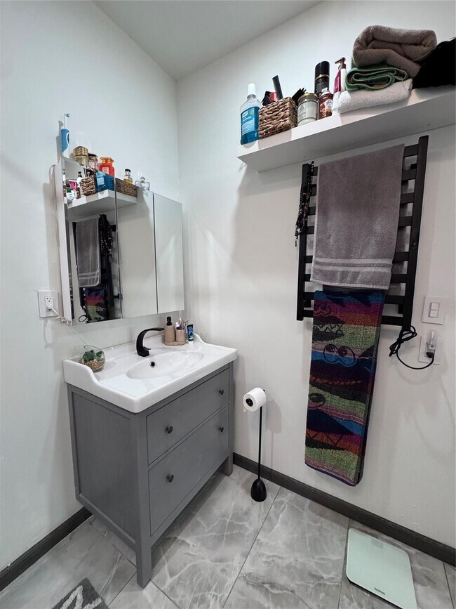 Building Photo - 1417 Avon Ln