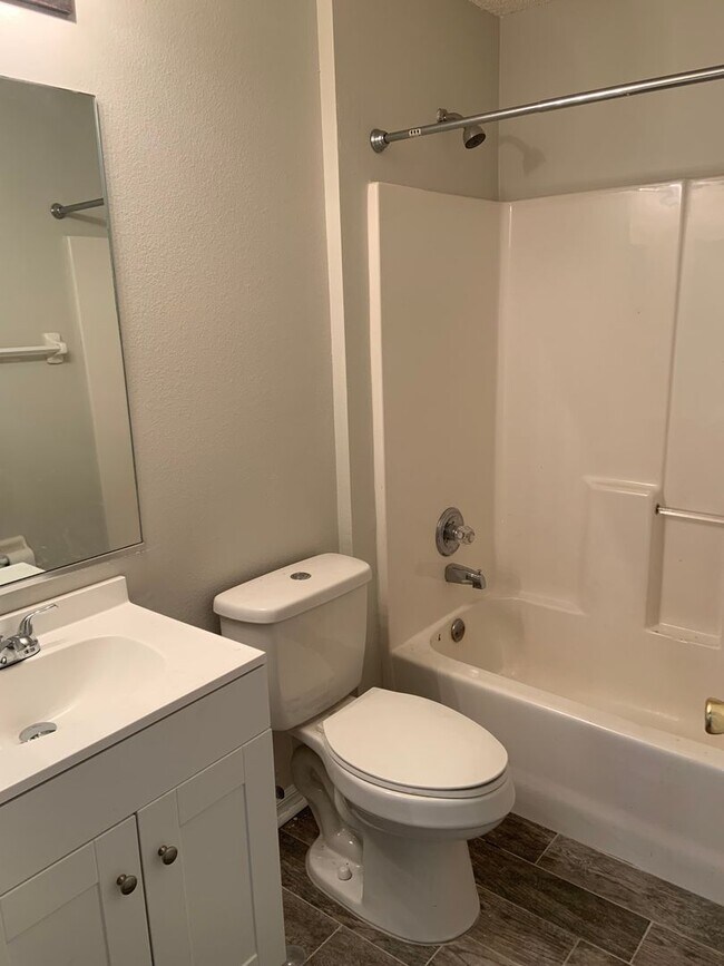 Building Photo - Updated 3 bed/ 2bath- Lehigh Woods