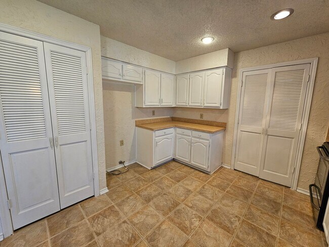 Building Photo - Charming home located in the well-maintain...