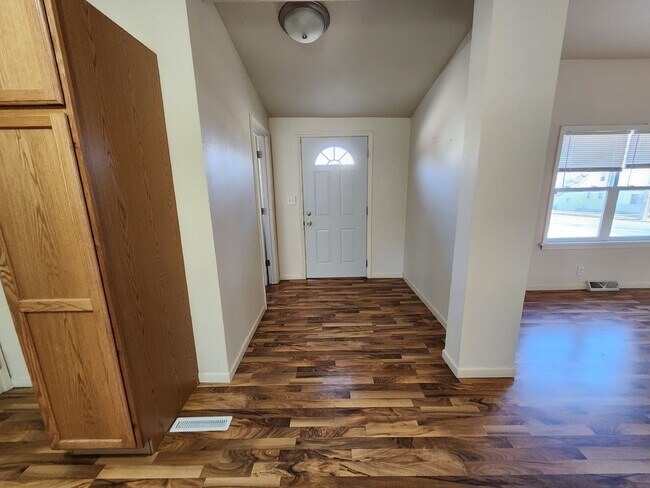 Building Photo - Large Updated Lower Duplex