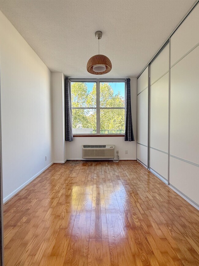 Building Photo - 200 Grand Cove Way